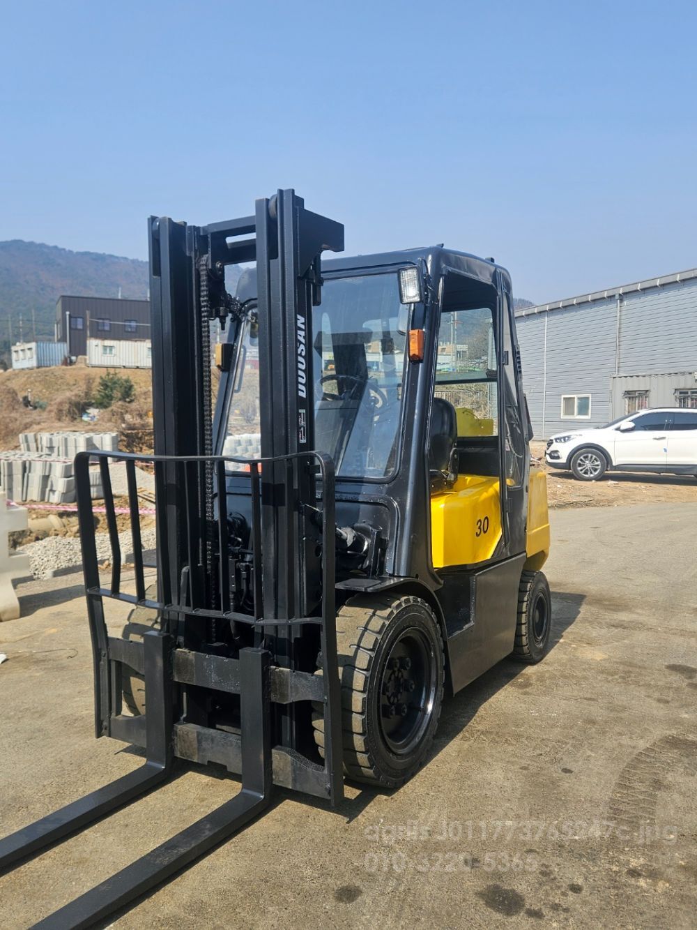 Doosan Forklift 3톤 디젤 반캐빈 노랭이 (3톤)