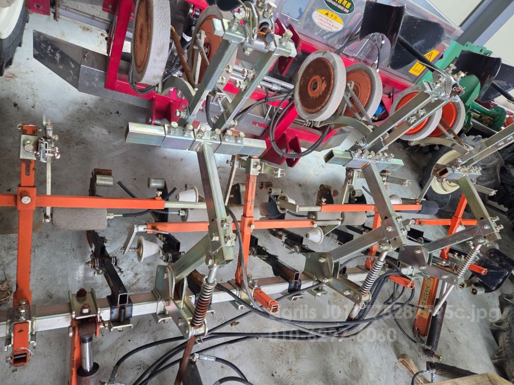 트랙터용콩파종기 트랙터용콩파종기(비닐피복기,두둑형성기포함) 4조