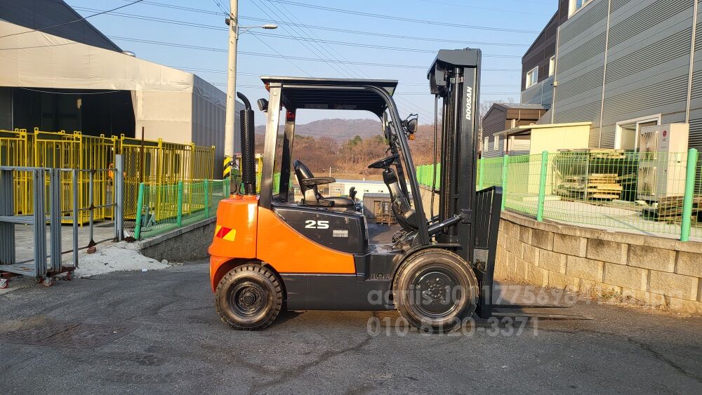 두산 지게차 D25SE-5 3단마스트 (2.5톤) 뒤우측면