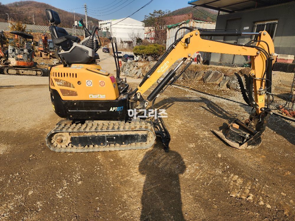 APT017 굴삭기 (1.7톤)