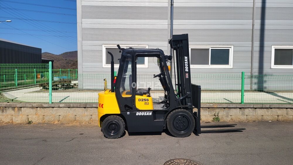 대우두산 지게차 D25S (2.5톤) 뒤우측면