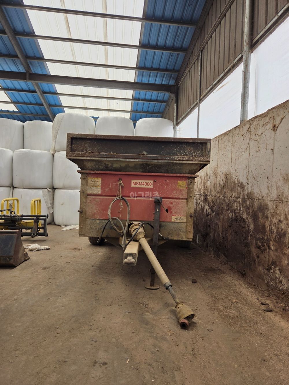 주명성 퇴비살포기 MSM4300 뒤우측면