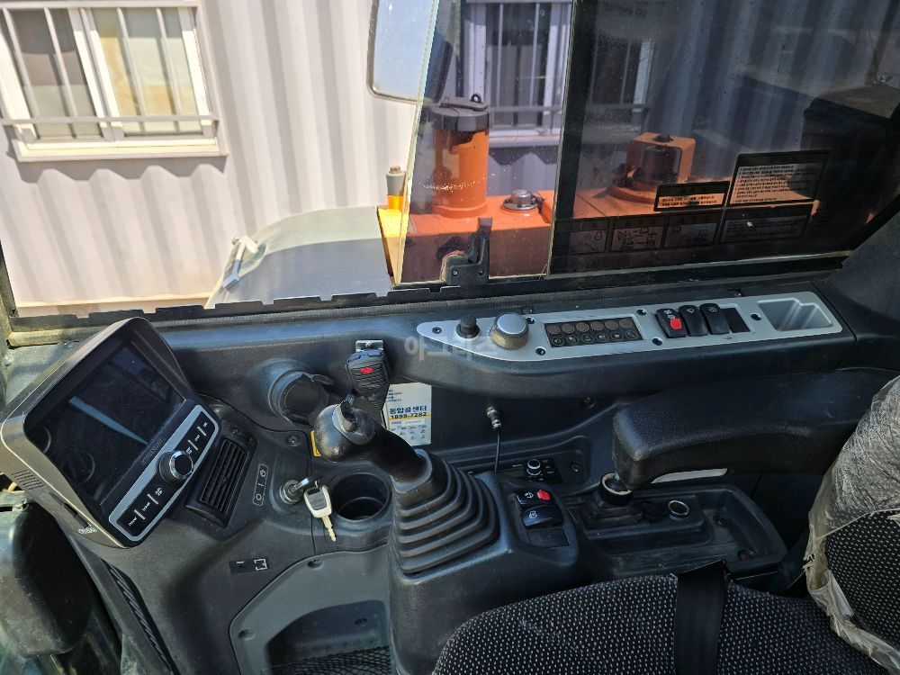 Hyundai Excavator HX60MT (6.0톤) 뒤우측면