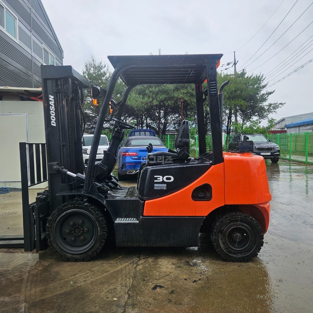 두산 지게차 D30S-5 자동발 (3톤) 뒤우측면