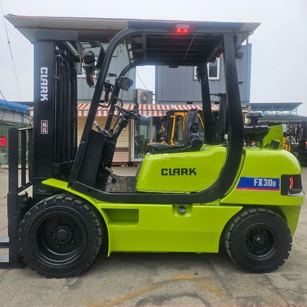  Forklift FX30D (3톤) 뒤우측면