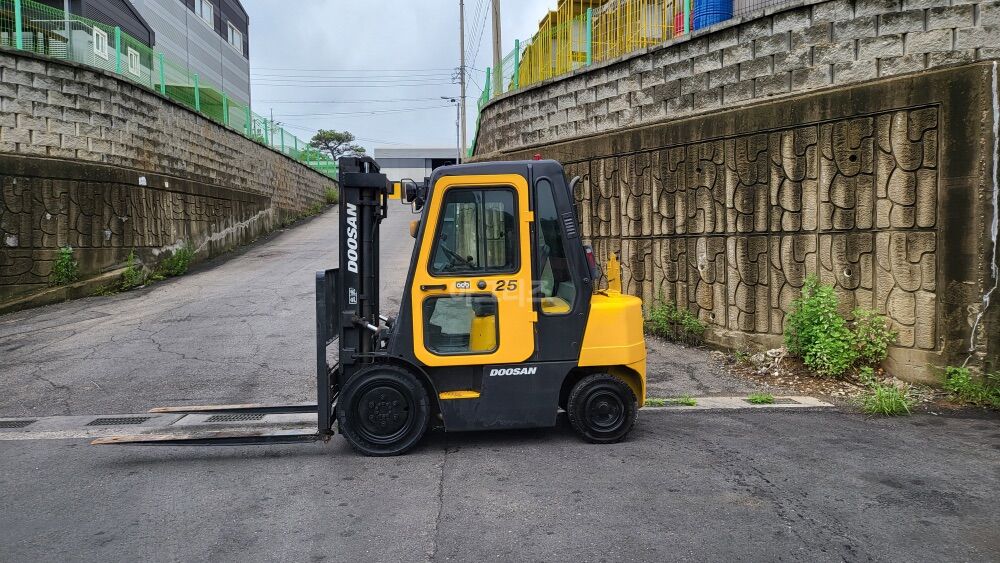  Forklift D25S-3 (2.5톤) 뒤우측면