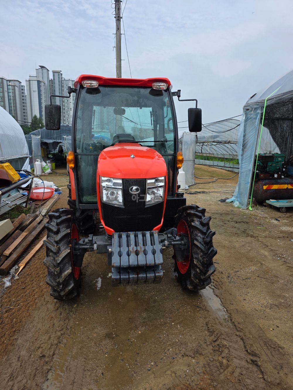 구보다 트랙터 L60C (62.1마력) 뒤우측면