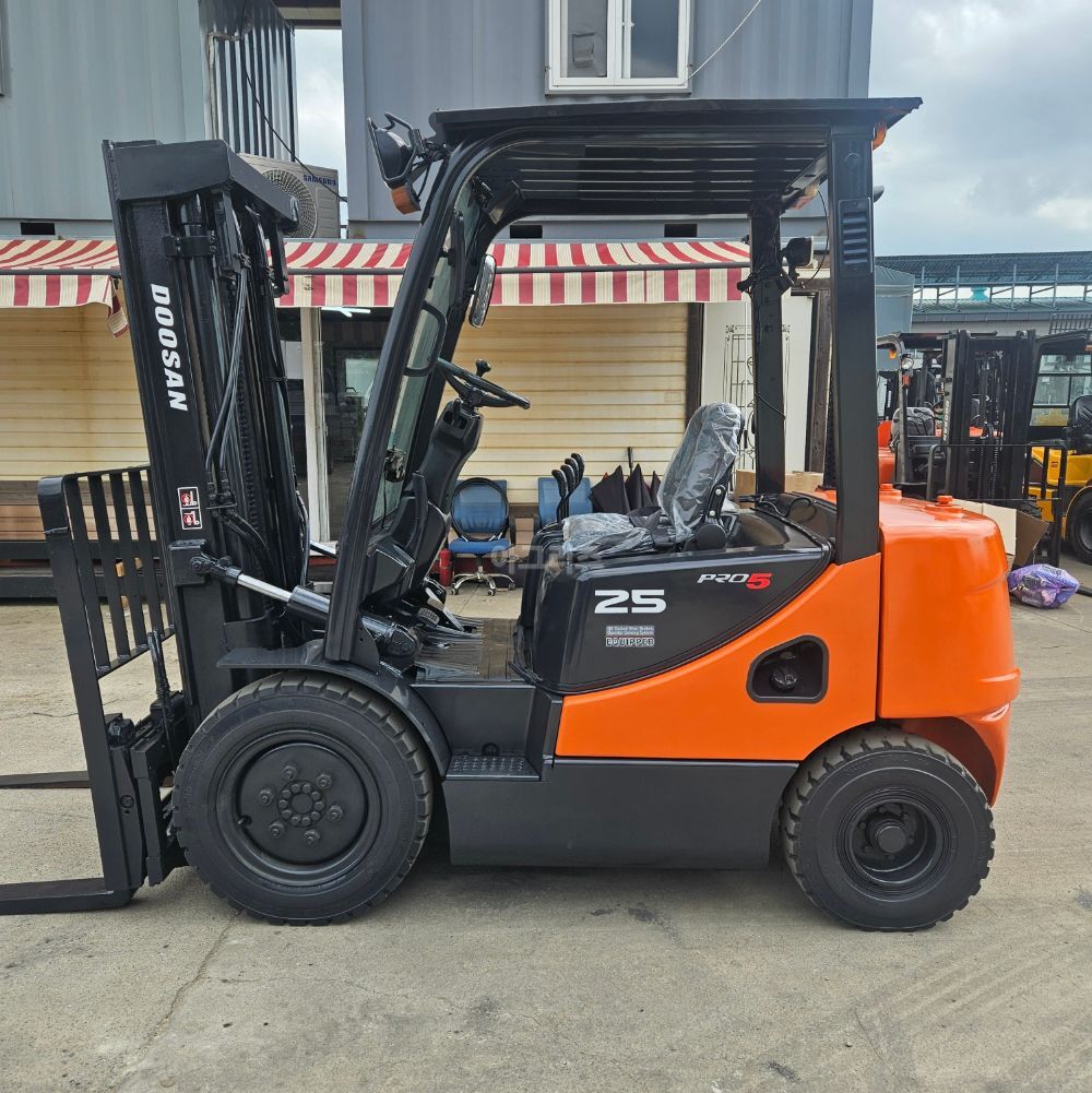 Doosan Forklift D25S-5 자동발 (2.5톤) 뒤우측면