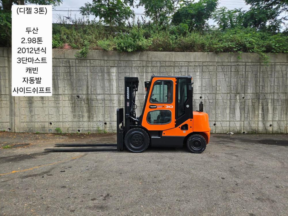 두산 지게차 중고 D30SE-5 디젤 3톤 3단 (캐빈, 자동발, 사이드쉬프트) (3톤) 뒤우측면
