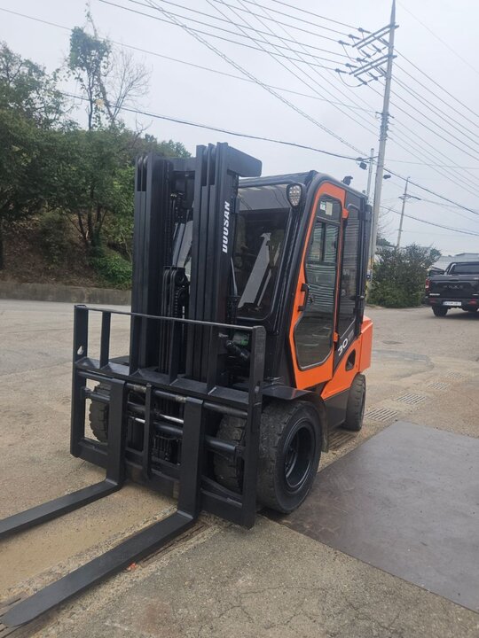Doosan Forklift 디젤 3톤 미만 풀옵션 3단 4레버 자동발 더블타이어 캐빈 17년식 (2.9톤)