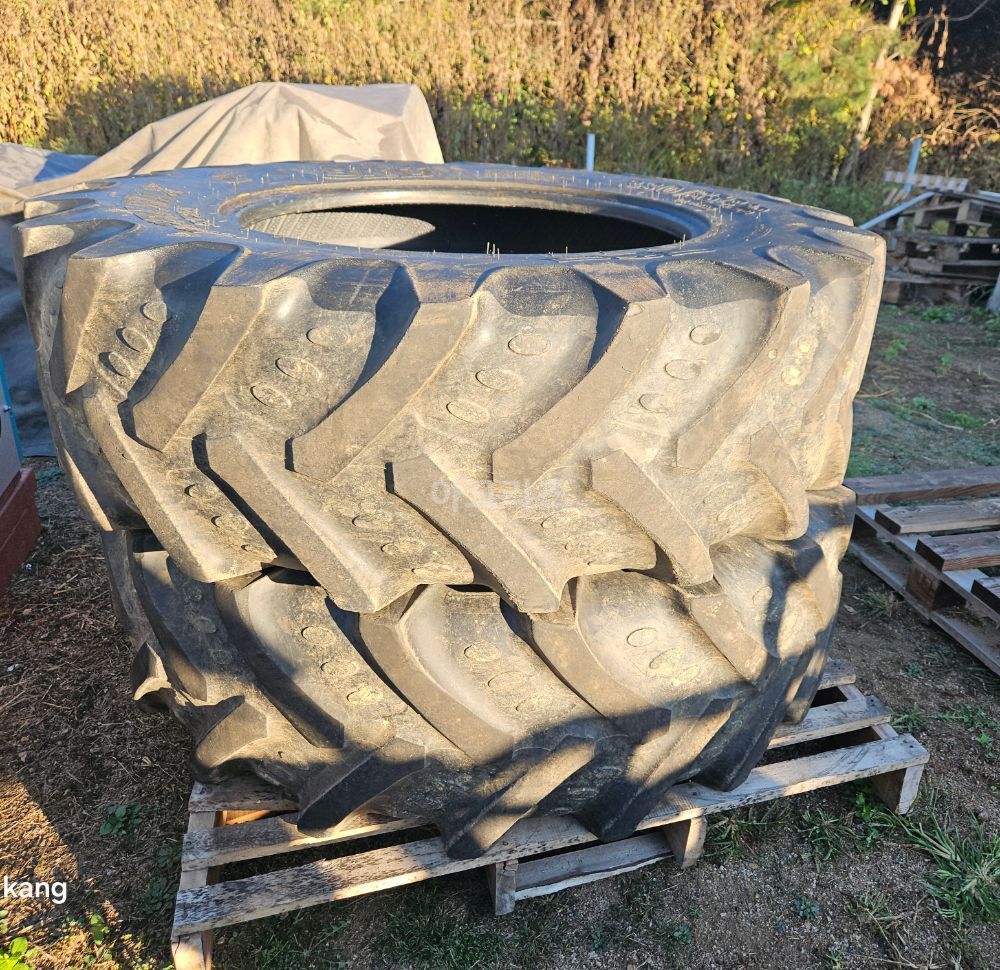 BKT 380 85R28 AgriMax RT855
