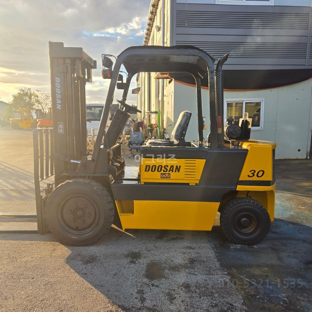 Doosan Forklift LD30S (3톤) 뒤우측면
