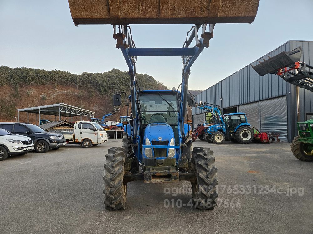NewHolland Tractor TL100A (100hp)