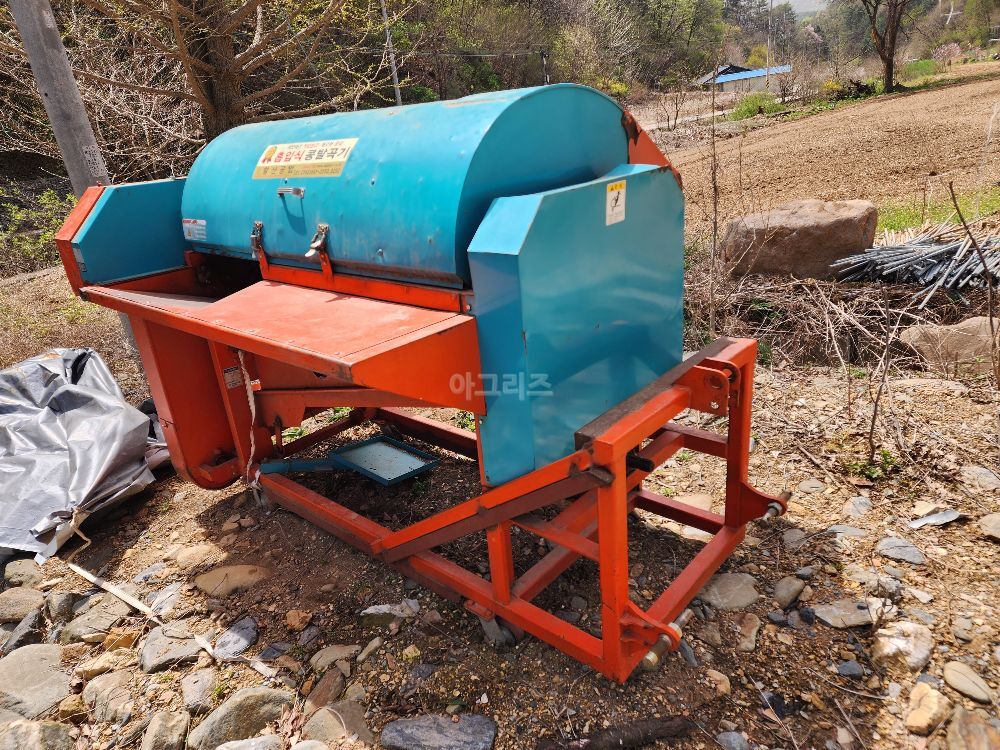  발산 트렉터용 대형탈곡기 ESP100  뒤우측면