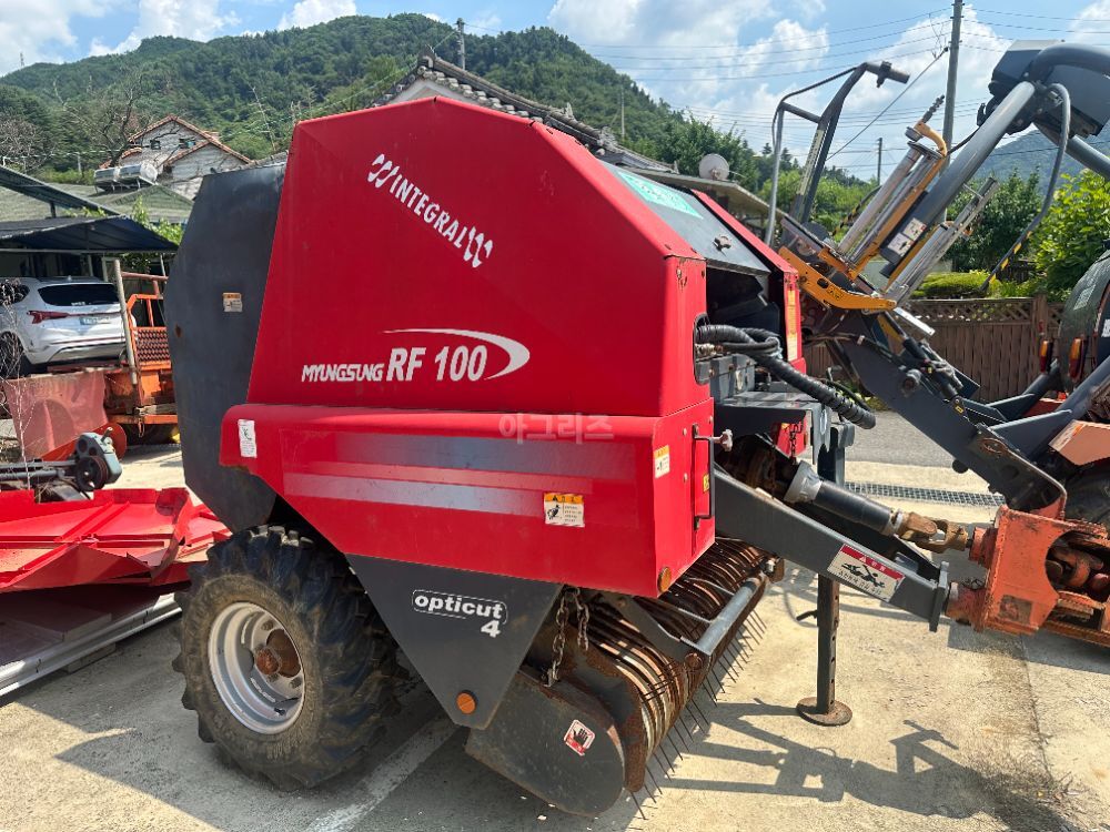 명성 원형베일러 RF100 뒤우측면