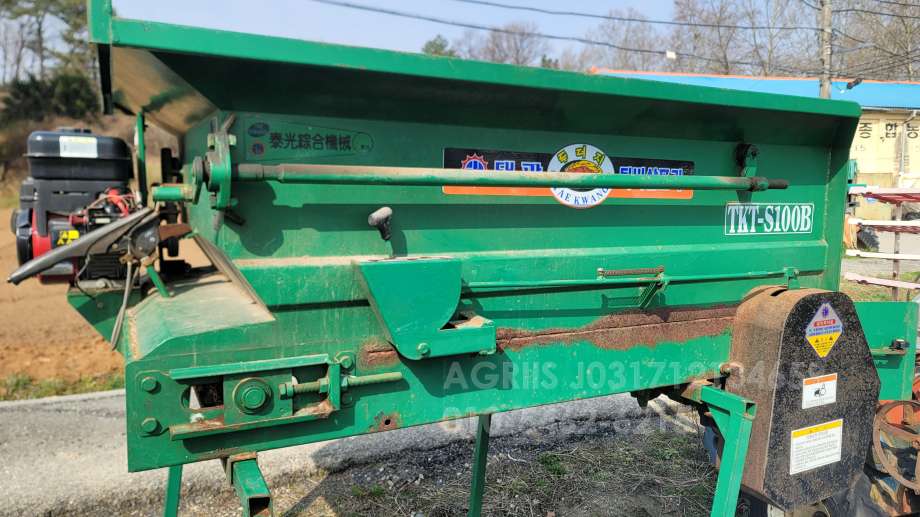  퇴비살포기  퇴비살포기  