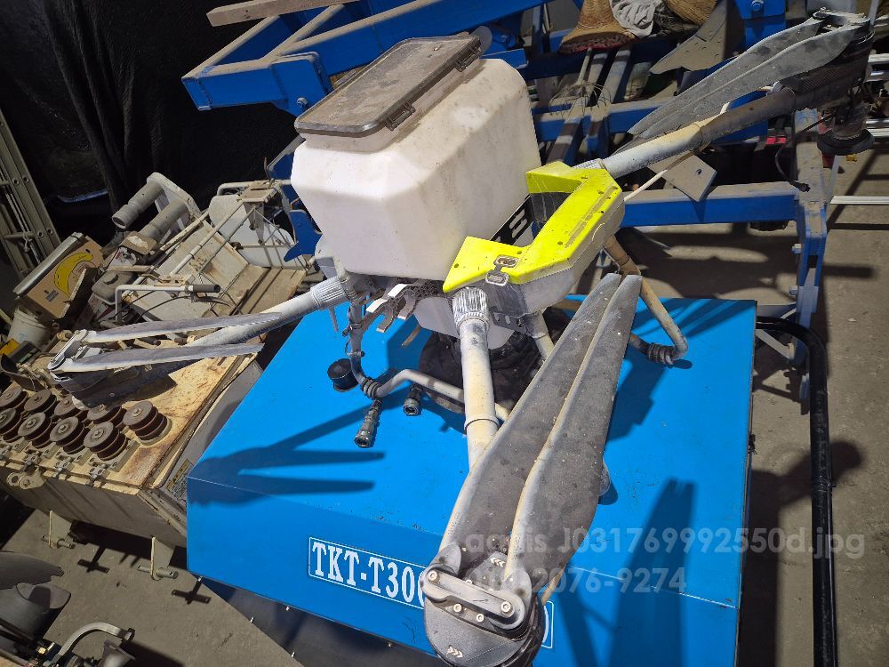  드론 농업용 농약 및 비료살포기  뒤우측면