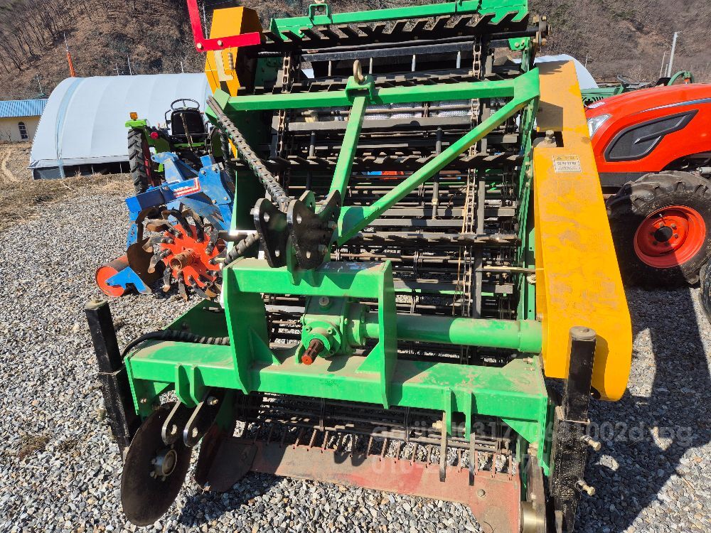  Harvester 승강식 감자 양파  뒤우측면