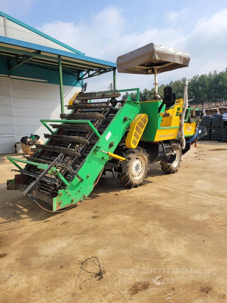 신흥공업사 자주식 수집형 감자 수확기 자주식 수집형 감자 수확기