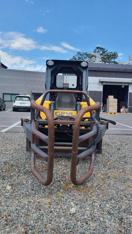  Skid steer loader GEHL4240  앞좌측면