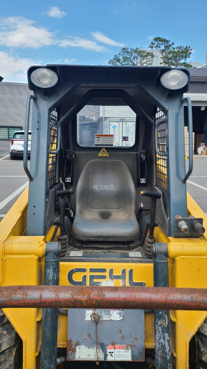  Skid steer loader GEHL4240  뒤우측면
