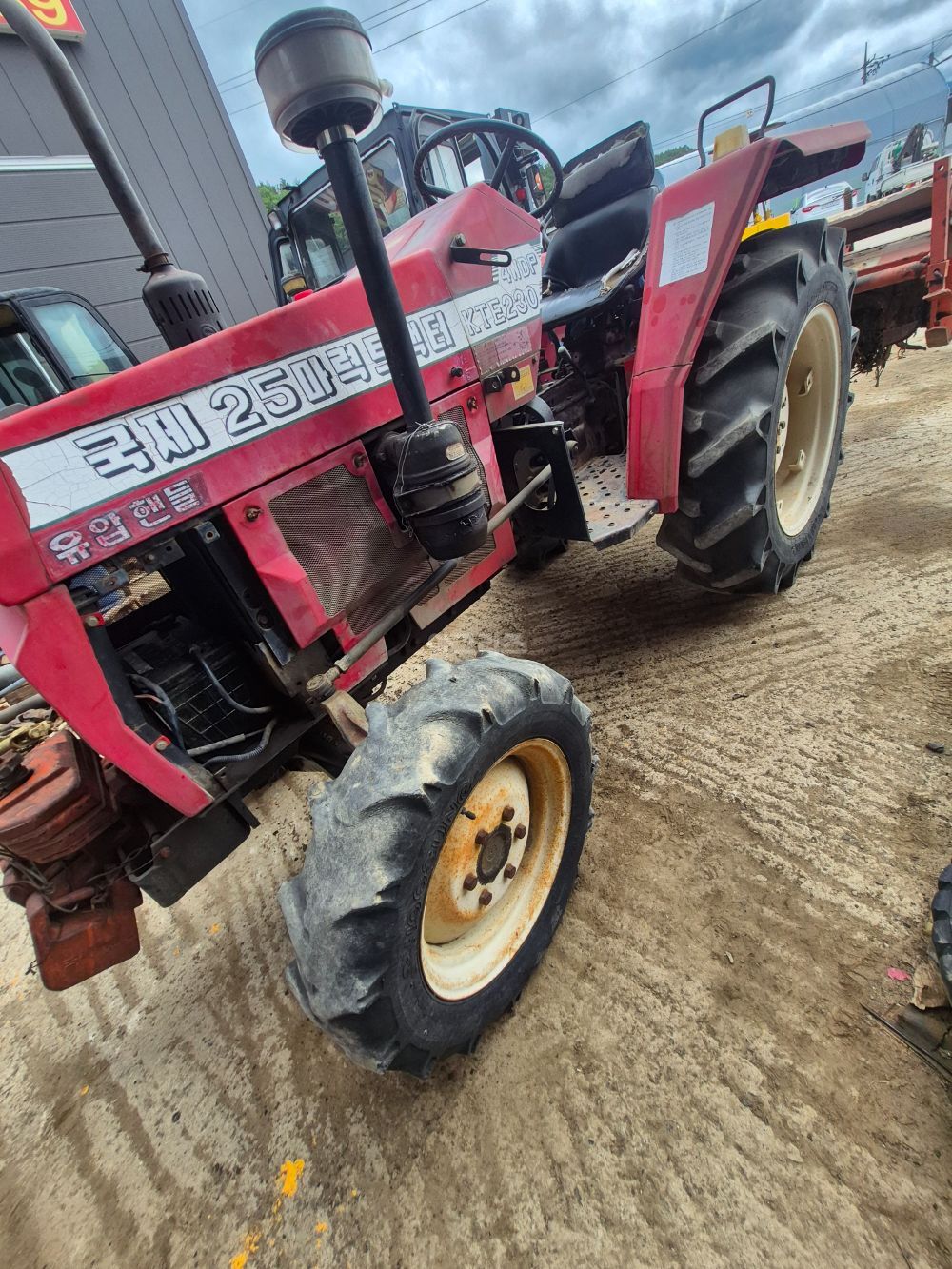 Kukje Tractor KTE230 (25hp) 뒤우측면