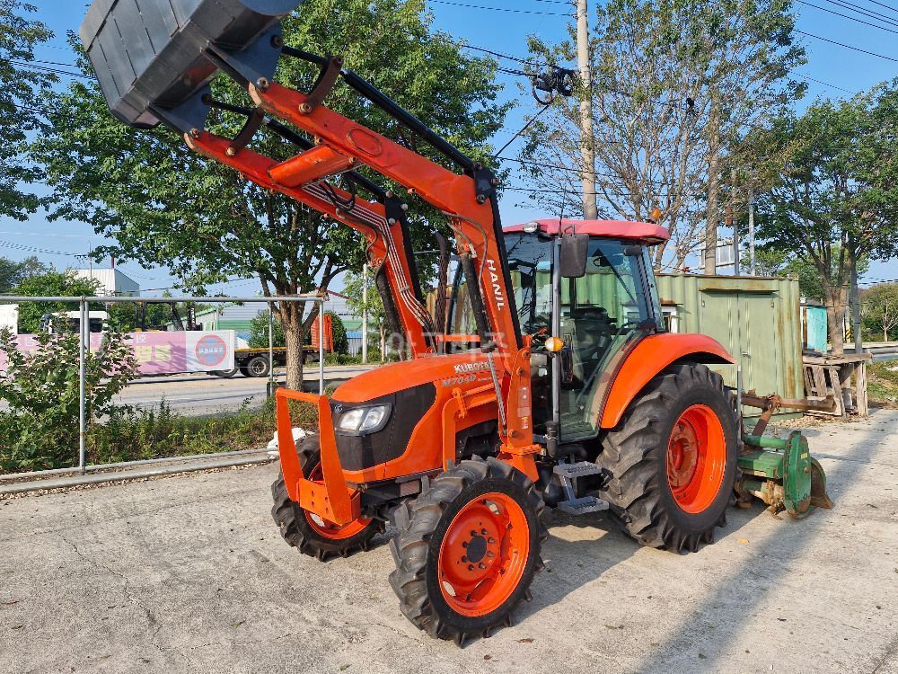 구보다 트랙터 M7040 (74마력) 뒤우측면