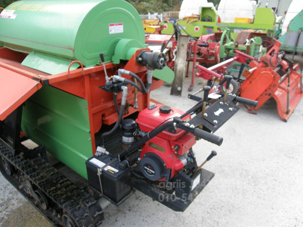  콩탈곡기 자주식 한서정공 콩탈곡기 자주식 한서정공  뒤우측면