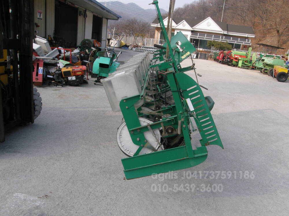 황금파종기 8조 황금파종기 8조식승용관리기용 황금파종기 8조식승용관리기용 뒤우측면