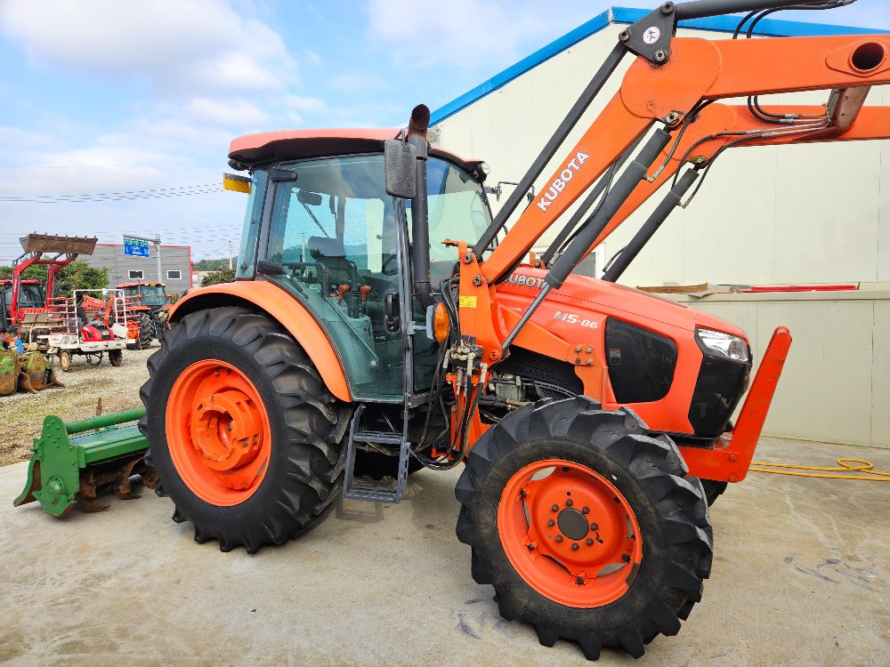 Kubota Tractor M5-86SE (96hp) 뒤우측면