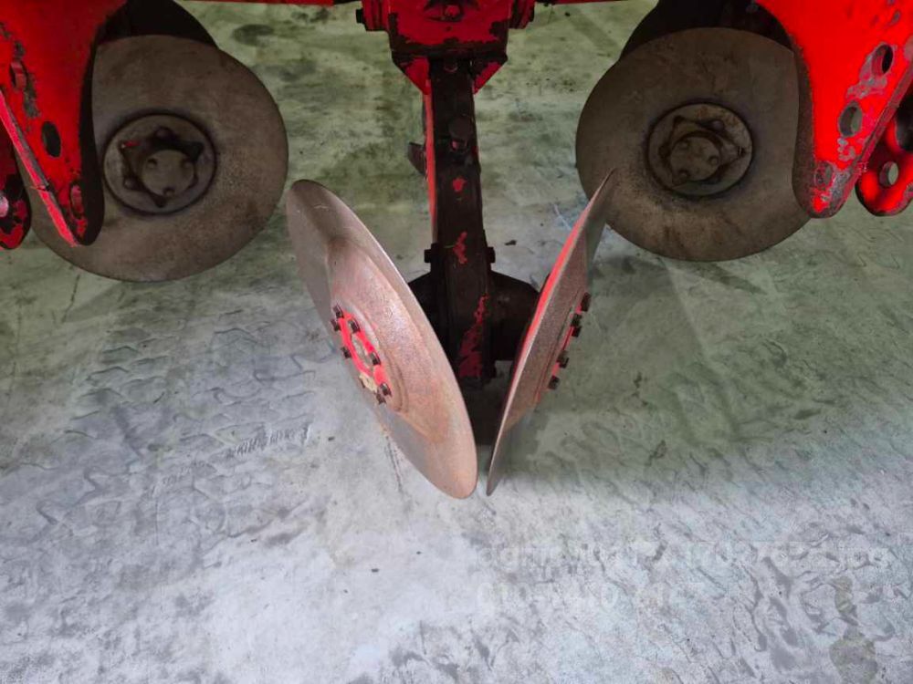 웅진기계 쟁기 플라우 W350-DP 뒤우측면