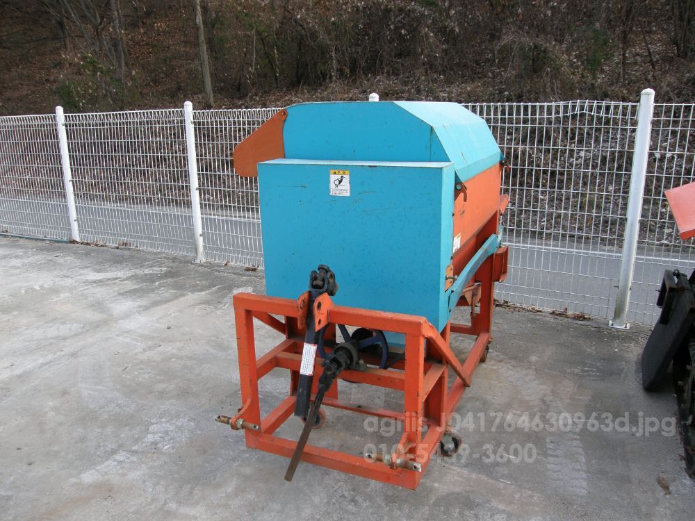  발산탈곡기 트렉터용 발산탈곡기 트렉터용  뒤우측면