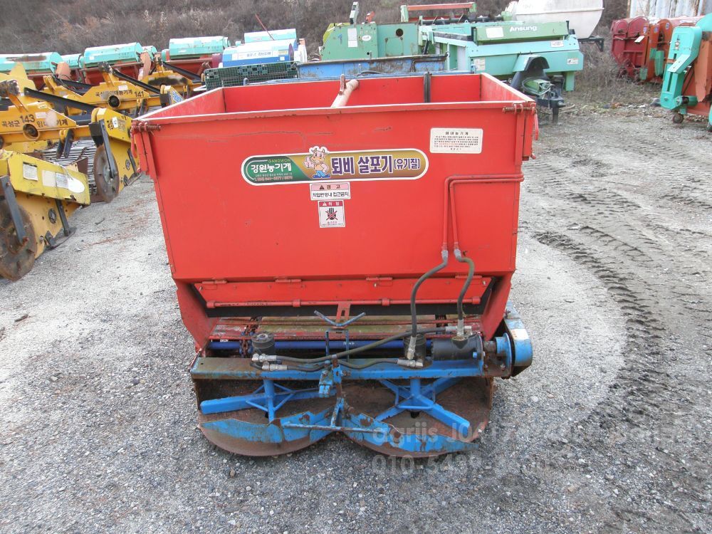  유기질퇴비살포기 트렉터용 유기질퇴비살포기 트렉터용  뒤우측면