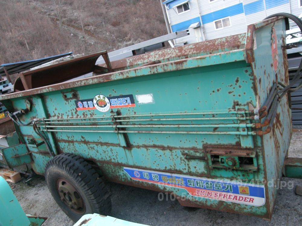  태광퇴비살포기2.5톤 태광퇴비살포기2.5톤  뒤우측면