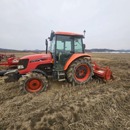 Kubota Tractor MZ557 (60hp)
