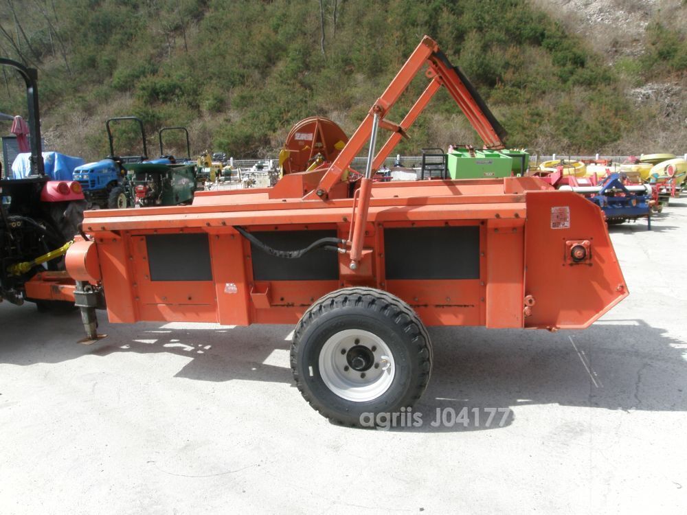  태성2.5톤퇴비살포기 태성2.5톤퇴비살포기  뒤우측면