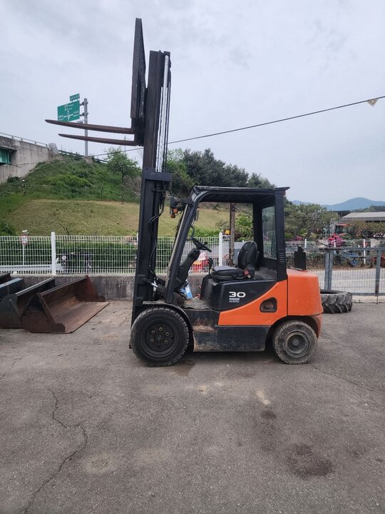 두산중공업 지게차 3톤 싸이드 지게차 D30s-5 (3톤톤)