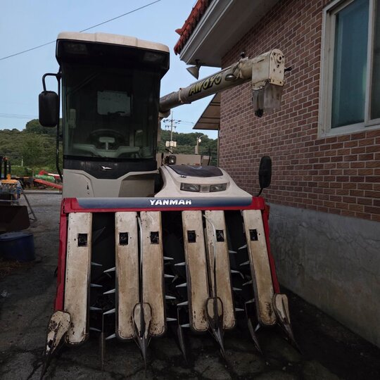 얀마 콤바인 AW695 (6조식) 앞좌측면