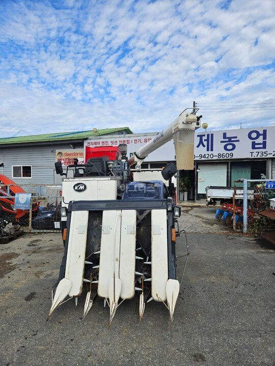 TYM 콤바인 KC4075E (4조식) 앞좌측면