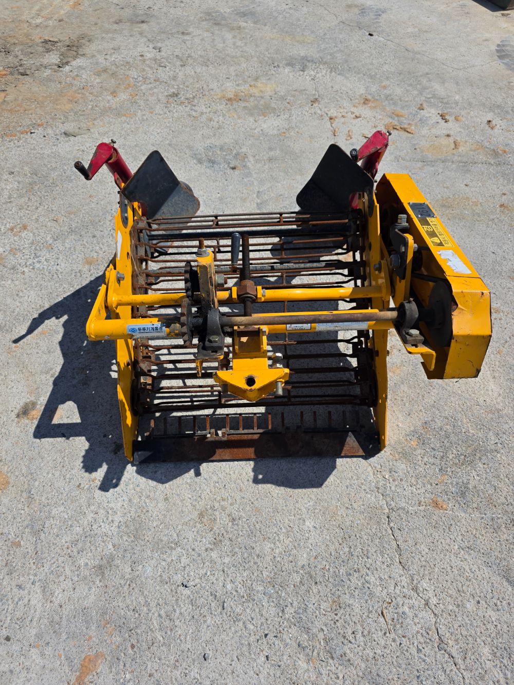 두루기계 감자수확기, 땅속작물수확기, 경운기용 DR-700 앞좌측면