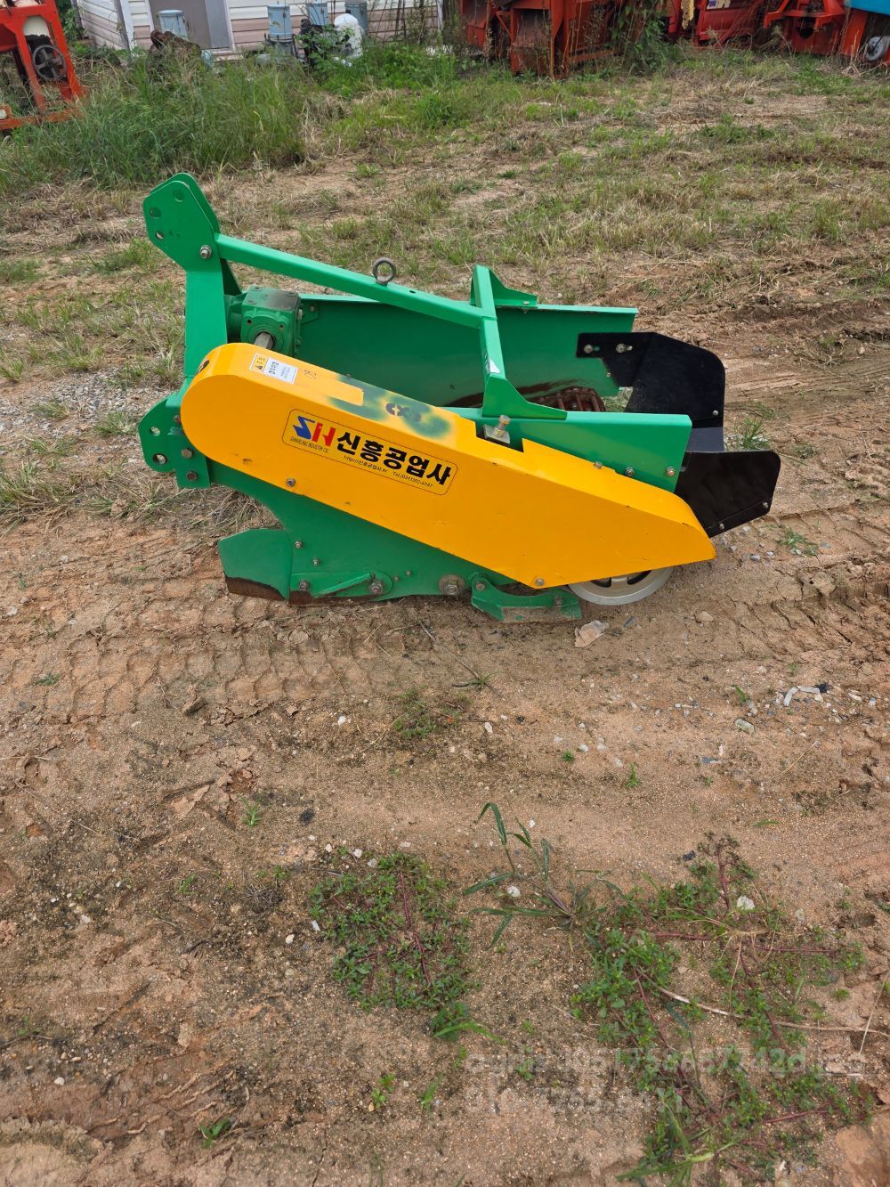  땅속작물수확기 SH-700B  뒤우측면
