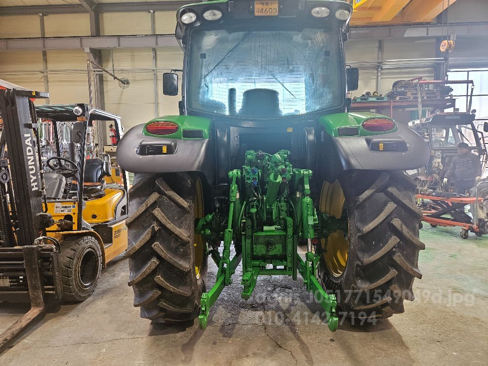 존디어 트랙터 6125R (125마력) 뒤우측면