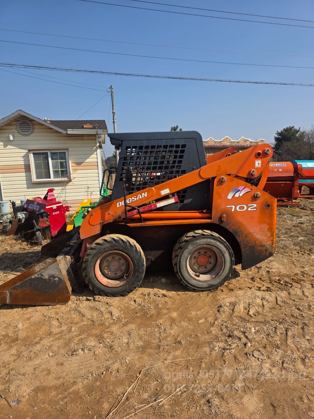 두산 스키드로더 DSL702 뒤우측면