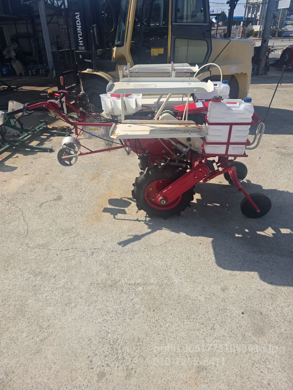 TYM 동력채소이식기(보행) TVP-1  뒤우측면