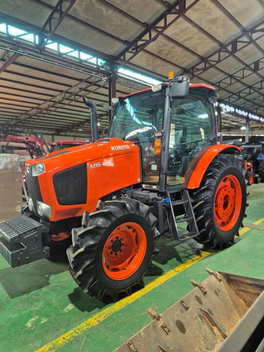 Kubota Tractor M6-108 (116hp)