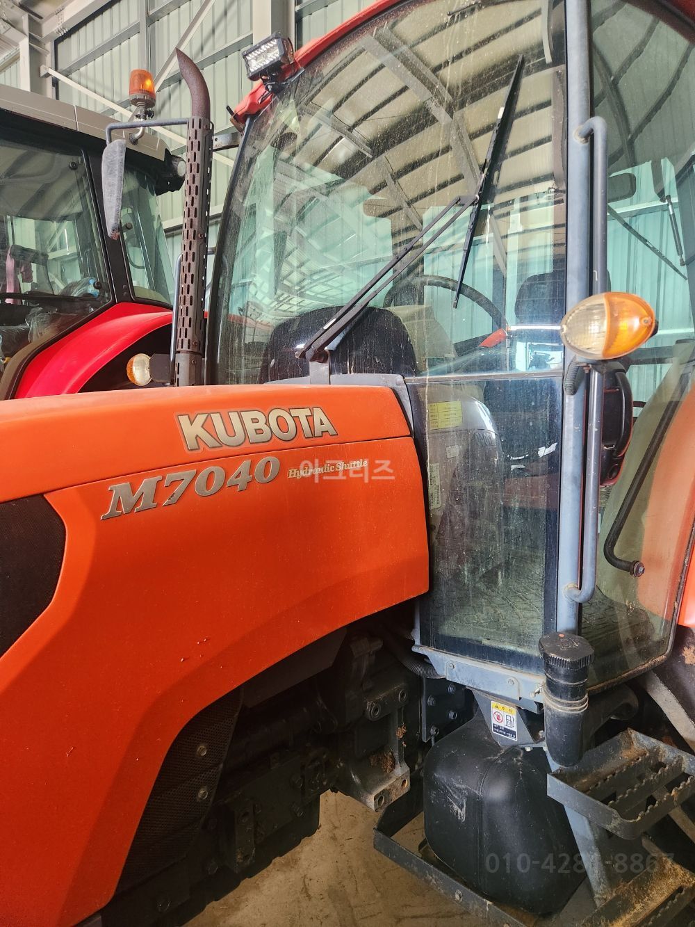 구보다 트랙터 M7040 (74마력) 뒤우측면