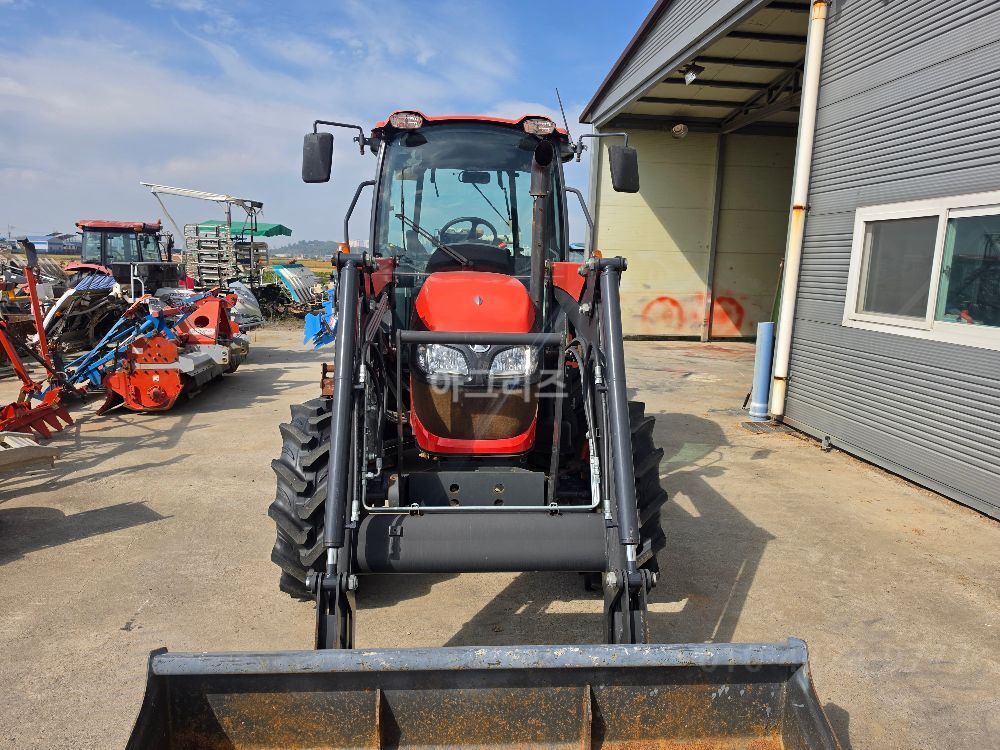 Kubota Tractor MR707 (73hp)