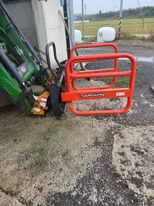  Tractor 6125R (125hp) 앞좌측면
