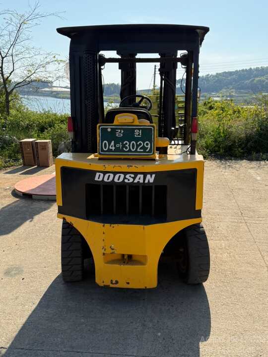 두산 지게차 LD25 앞좌측면