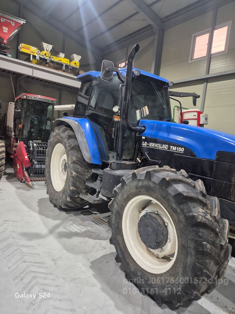 뉴홀랜드 트랙터 TM150 (140마력) 뒤우측면
